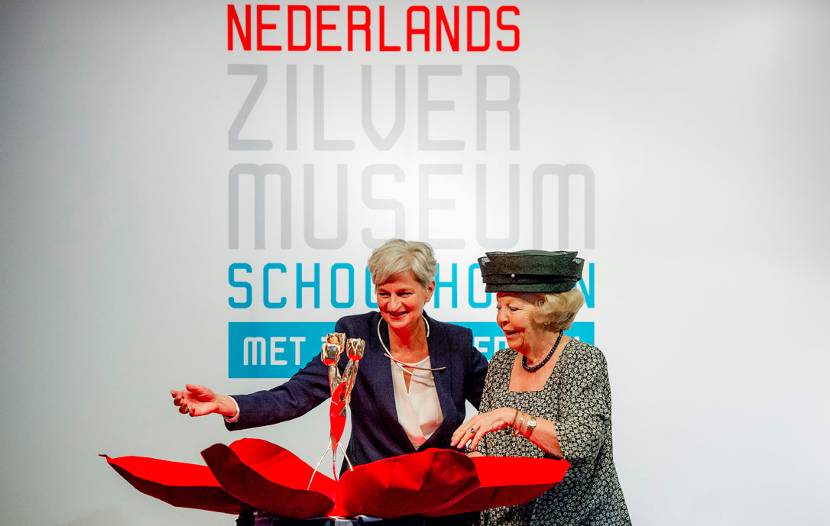 Prinses Beatrix opent tentoonstelling Koninklijke Cadeaus in Zilvermuseum. Schoonhoven