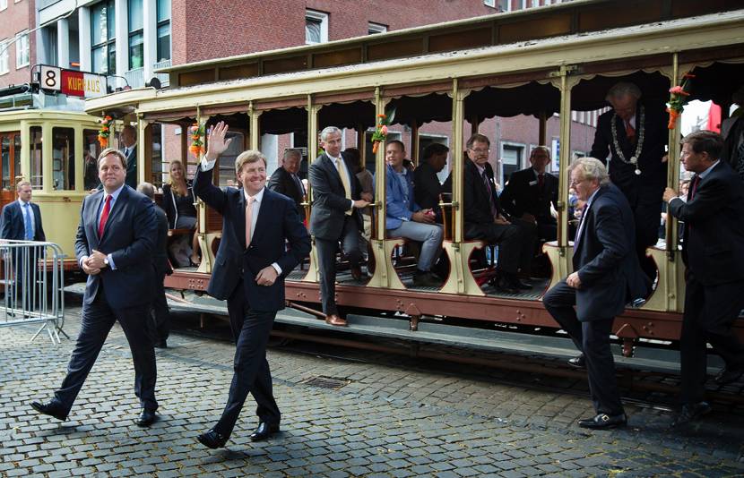 Koning bij viering 150 jaar tram in Den Haag