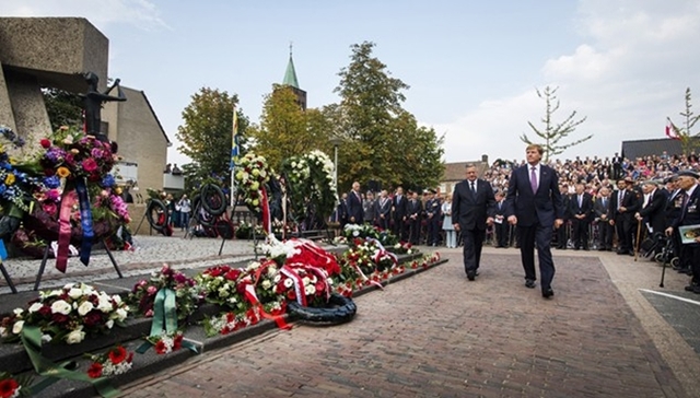 Koning bij herdenking 70 jaar Operatie Market Garden in Driel