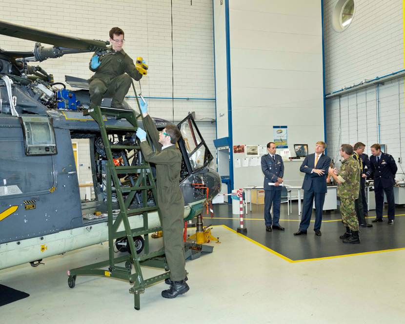 Koning Willem-Alexander bezoekt Koninklijke Militaire School Luchtmacht