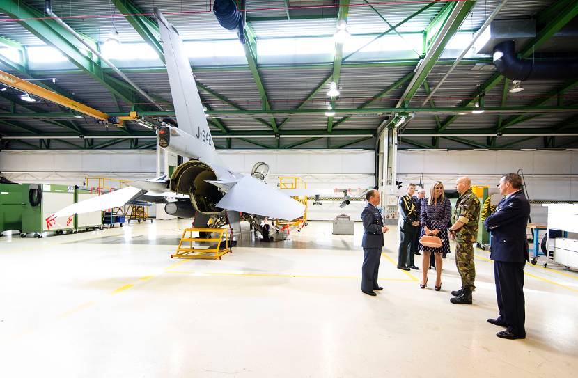 Koningin Máxima brengt werkbezoek aan vliegbasis Volkel