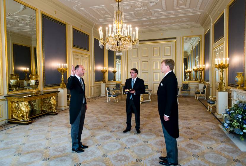 Koning beëdigt ambassadeur.