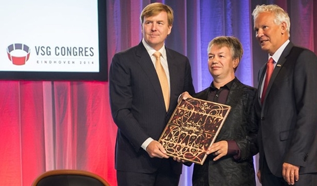 Koning neemt heruitgave ‘Sportalbum 1898’ in ontvangst