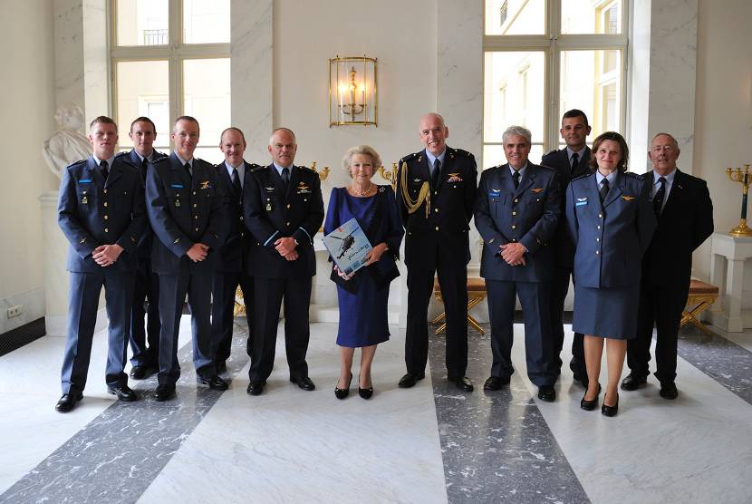 Prinses Beatrix neemt jubileumboek Alouette in ontvangst