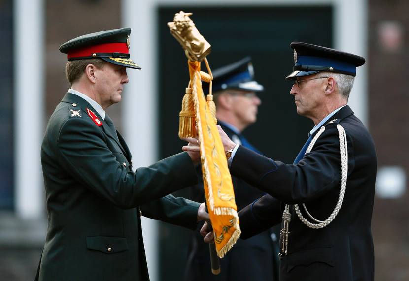 Koning reikt nieuwe standaard uit aan Koninklijke Marechaussee.