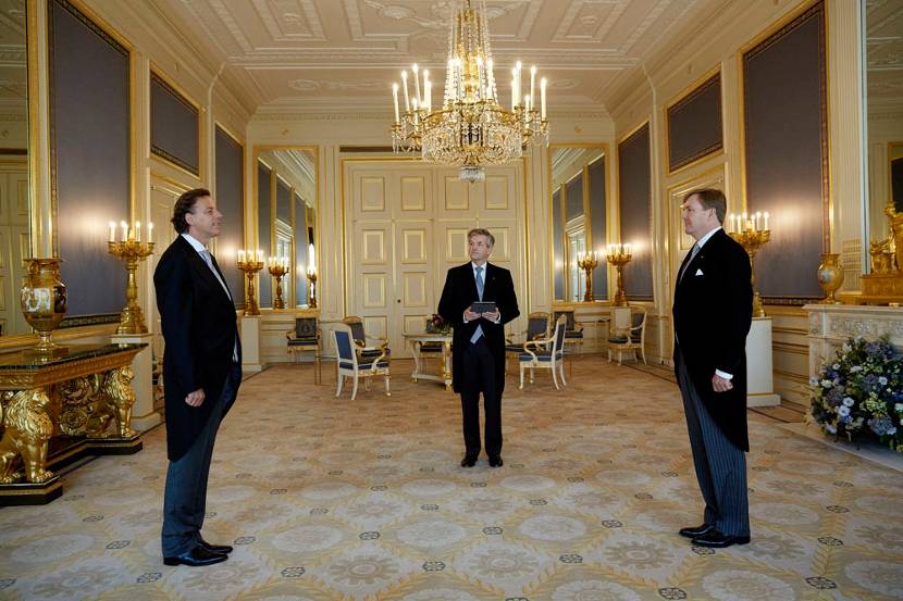 Koning Willem-Alexander benoemt de heer Koenders tot minister van Buitenlandse Zaken.
