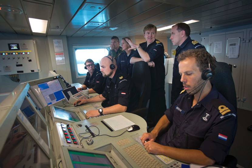 Koning Willem-Alexander op een Nederlands marineschip tijdens de marineoefening Northern Archer.
