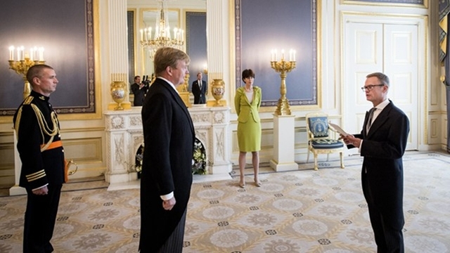 Koning Willem-Alexander ontvangt de geloofsbrieven van de ambassadeur van de Franse Republiek.