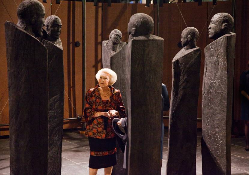 Prinses Beatrix bij opening tentoonstelling Magisch Afrika.