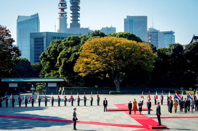 Koning Willem-Alexander - in aanwezigheid van Koningin Máxima, Keizer Akihito en Keizerin Michiko - tijdens de welkomstceremonie op het voorplein bij het Keizerlijk Paleis in Tokio.