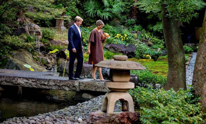 Koning Willem-Alexander en Koningin Máxima bezoeken de Japanse tuin van een Boeddhistische tempel.