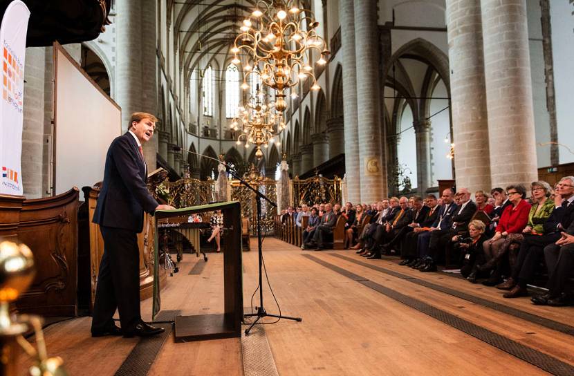 Koning Willem-Alexander houdt een toespraak bij het jaarlijkse congres van de Koninklijke Bond van Oranje Verenigingen.