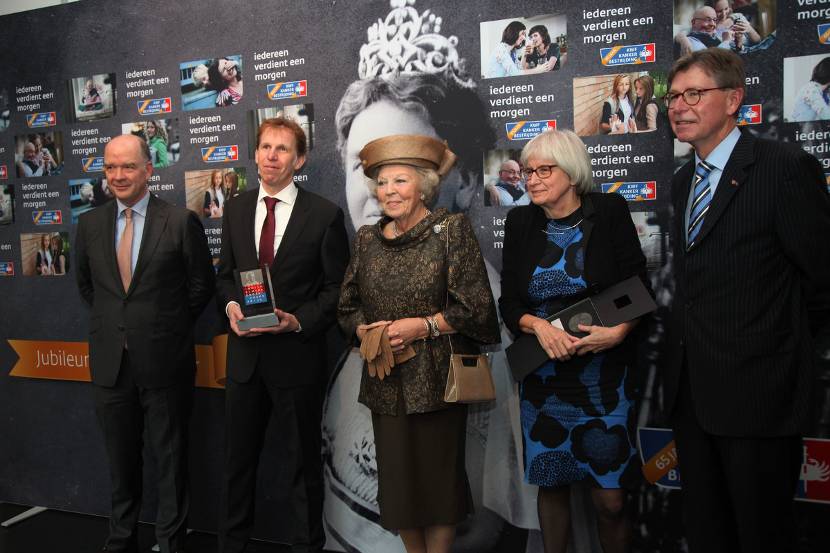 Prinses Beatrix bij bijeenkomst 65 jaar KWF Kankerbestrijding.