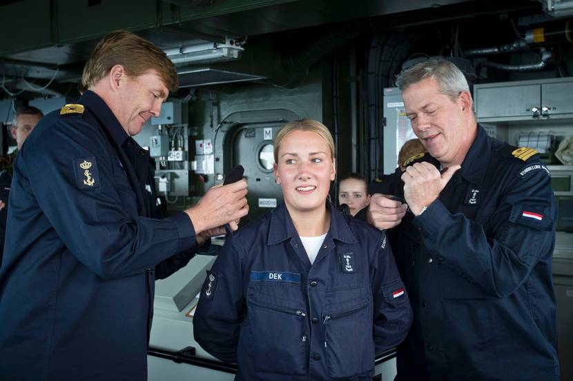 Koning Willem-Alexander op een Nederlands marineschip tijdens de marineoefening Northern Archer.