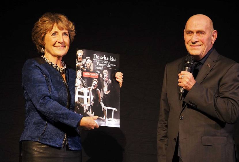 Prinses Margriet bij 25-jarig jubileum Introdans Ensemble voor de Jeugd.