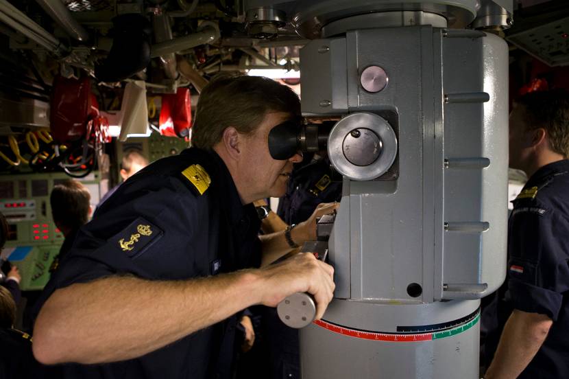 Koning Willem-Alexander op een Nederlands marineschip dat deelneemt aan de marineoefening Northern Archer.