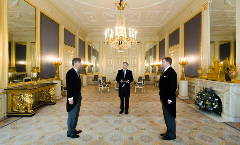Koning Willem-Alexander beëdigt de heer Feteris als president van de Hoge Raad der Nederlanden.