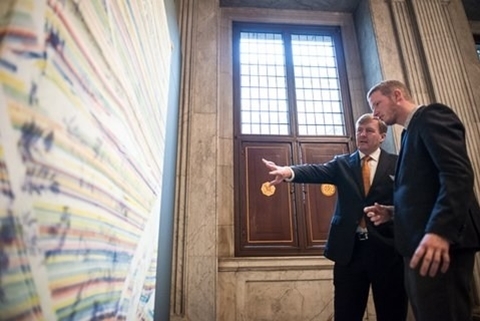Koning Willem-Alexander bekijkt het werk van Koen Doodemans.