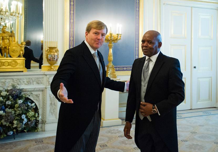 Koning Willem-Alexander en de ambassadeur van Zuid-Afrika op Paleis Noordeinde.