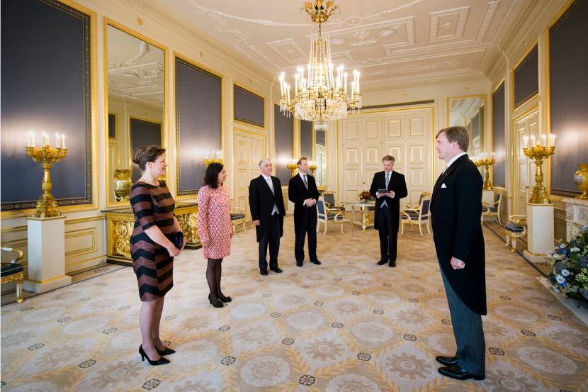 Koning beëdigt ambassadeurs op Paleis Noordeinde.