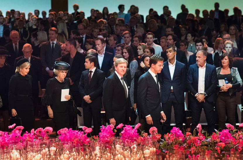 Koning Willem-Alexander, Koningin Máxima, Prinses Beatrix, Prinses Margriet en prof.mr. Pieter van Vollenhoven bij herdenkingsbijeenkomst MH17.