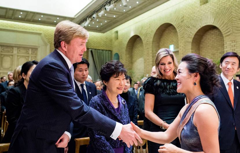 Koning Willem-Alexander, president Park en Koningin Máxima in gesprek met harpiste Lavinia Meijer.