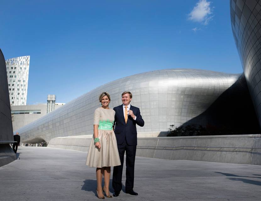 Koning Willem-Alexander en Koningin Máxima bezoeken het Dongdaemun Design Plaza (DDP) in Seoul.