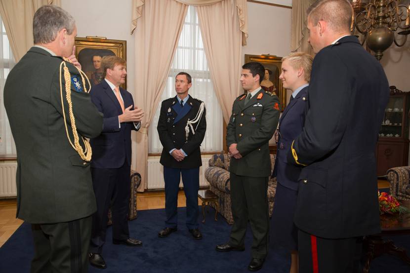 Koning Willem-Alexander spreekt tijdens een werkbezoek met staf en medewerkers van de Nederlandse Defensie Academie (NLDA).