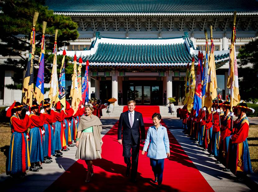 Koning Willem-Alexander en Koningin Máxima worden ontvangen door president Park Geun-hye van de Republiek Korea.