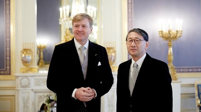 Koning Willem-Alexander en de ambassadeur van de Republiek Korea.