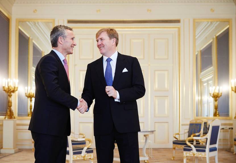 Koning Willem-Alexander en secretaris-generaal van de NAVO Stoltenberg op Paleis Noordeinde.