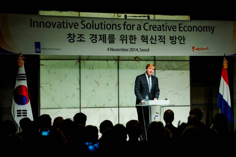Koning Willem-Alexander spreekt op het seminar Innovative Solutions in Seoul.
