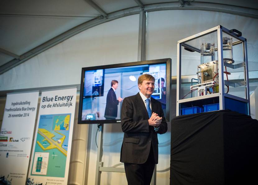 Koning opent proefinstallatie Blue Energy op Afsluitdijk.