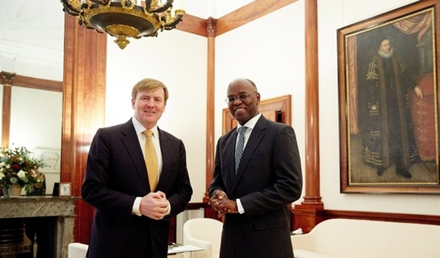 Koning Willem-Alexander met de gouverneur van Sint Maarten.