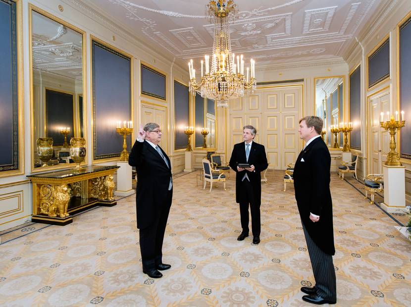 Koning beëdigt commissaris van de Koning Utrecht.