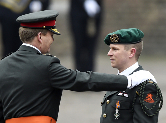 Koning Willem-Alexander riddert majoor Gijs Tuinman.