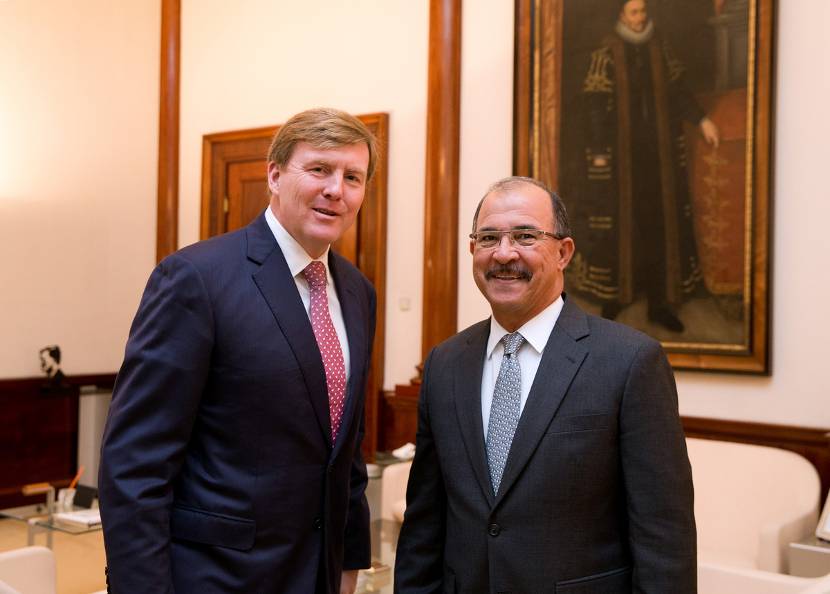 Koning Willem-Alexander met de gouverneur van Aruba.