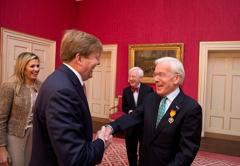 Koning Willem-Alexander reikt het Erekruis in de Huisorde van Oranje uit aan Z.E. mr. H.D. Tjeenk Willink op Paleis Noordeinde.