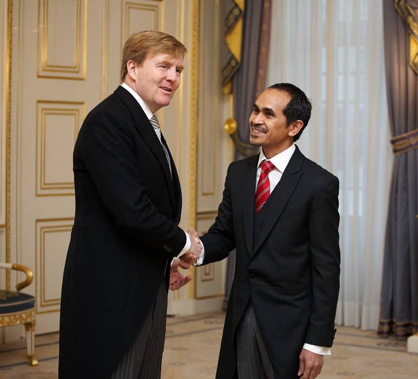 Koning Willem-Alexander met de ambassadeur van de Democratische Republiek Timor-Leste.