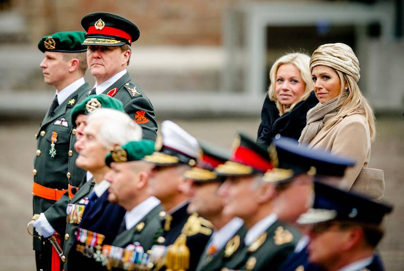 Koning reikt Militaire Willems-Orde uit.