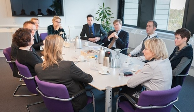 Koning Willem-Alexander in gesprek met medewerkers van de Regionale Sociale Dienst en Kredietbank Alblasserwaard/Vijfheerenlanden.