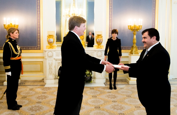 Koning Willem-Alexander en de ambassadeur van de Islamitische Republiek Afghanistan, Z.E. prof.dr. Obaidullah Obaid