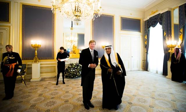 Koning Willem-Alexander en de ambassadeur van het Koninkrijk Saoedi-Arabië, Z.E. Abdulaziz Abdullah Abohaimed.