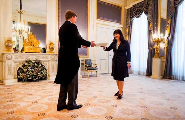 Koning Willem-Alexander en de ambassadeur van de Republiek IJsland, H.E. mevrouw Bergdís Ellertsdóttir.