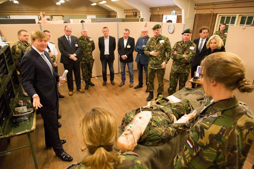 Koning Willem-Alexander en minister Hennis-Plasschaert van Defensie bezoeken de 43 Gemechaniseerde Brigade.