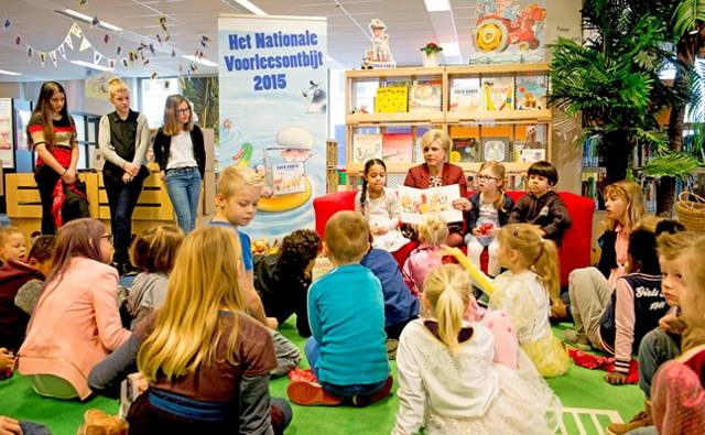 Prinses Laurentien leest voor tijdens start Nationale Voorleesdagen.