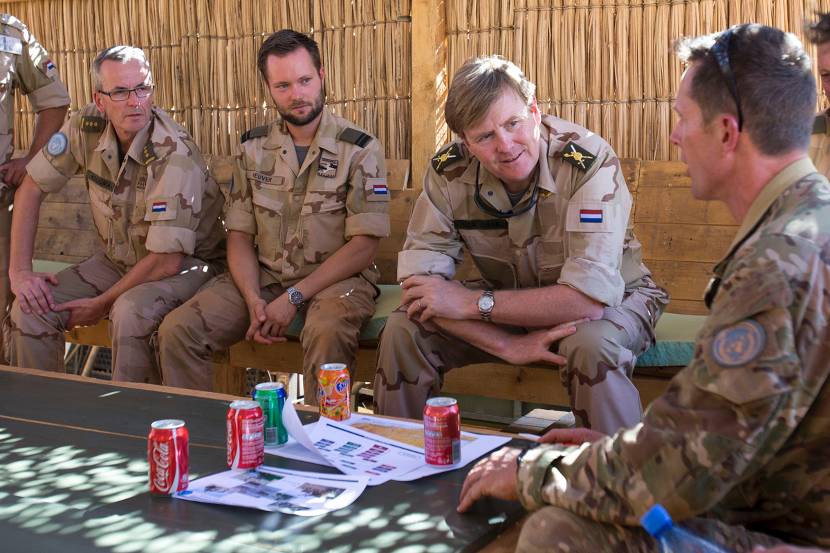 Koning bezoekt Nederlandse troepen in Mali