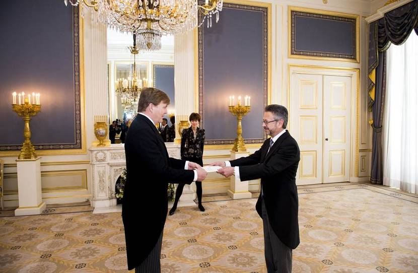 Koning Willem-Alexander ontvangt op Paleis Noordeinde de ambassadeur van de Republiek Honduras, Z.E. Roberto Florres-Bermúdez, ter overhandiging van zijn geloofsbrieven.
