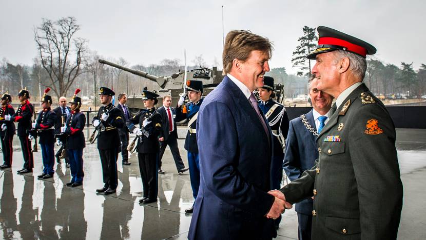 Koning Willem-Alexander wordt begroet door Commandant der Strijdkrachten Tom Middendorp bij aankomst op de Future Force Conference 2015 in het Nationaal Militair Museum