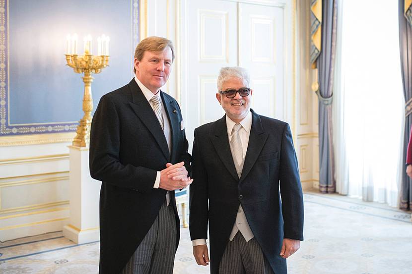 Koning Willem-Alexander ontvangt de ambassadeur van de Dominicaanse Republiek